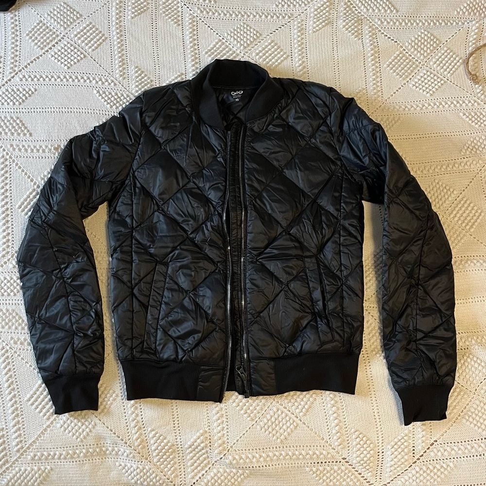New without tags ALO yoga black puffer jacket size XS. Never worn before.